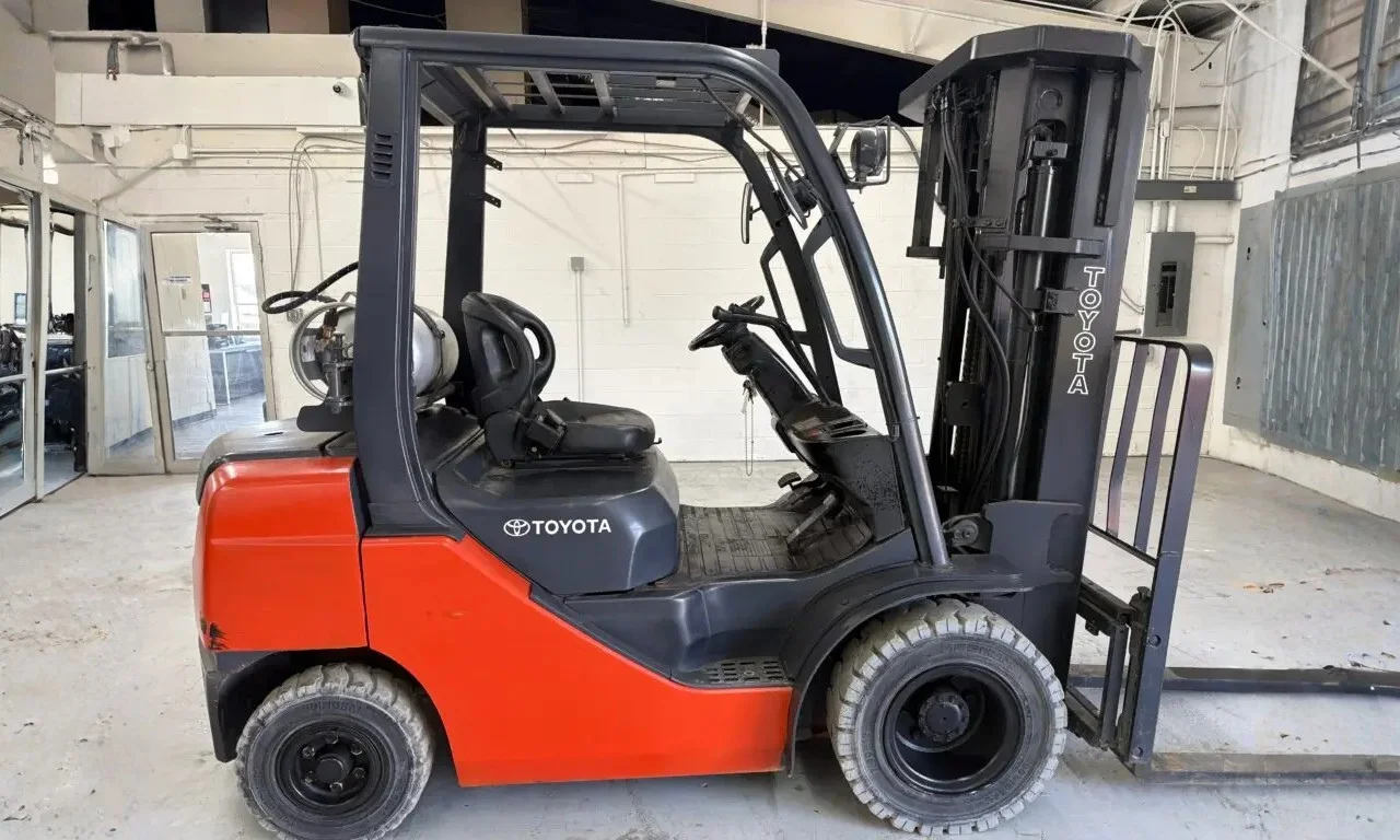 Toyota 8FGU25 20′ Quad ONLY 2600 Hours!